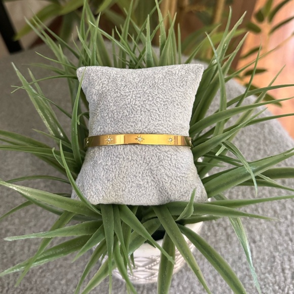 Jewelry - Gold Star-Embellished Bracelet stainless steel ✨